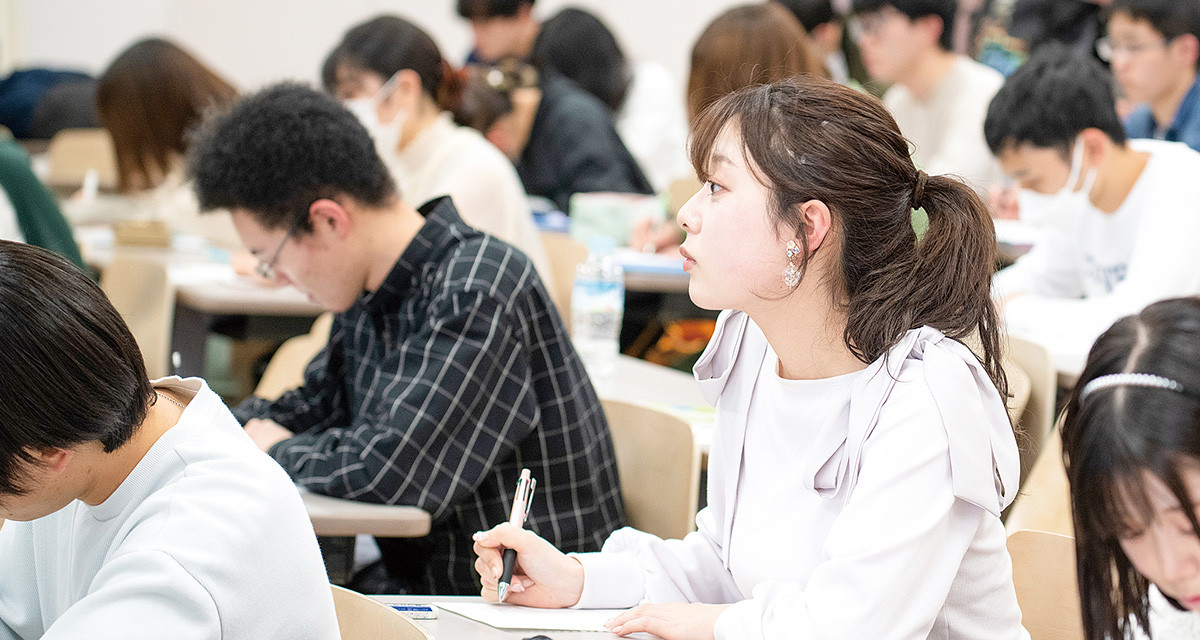 FACULTY OF ECONOMICS 経済学部 経済・経営を専門的かつ実践的に学び、地域発展に貢献できる人材へ。