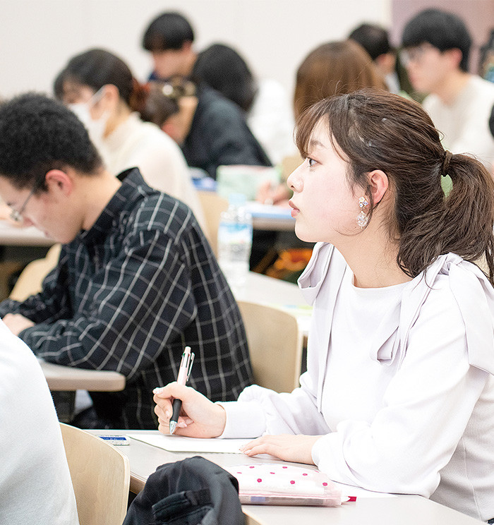 FACULTY OF ECONOMICS 経済学部 経済・経営を専門的かつ実践的に学び、地域発展に貢献できる人材へ。