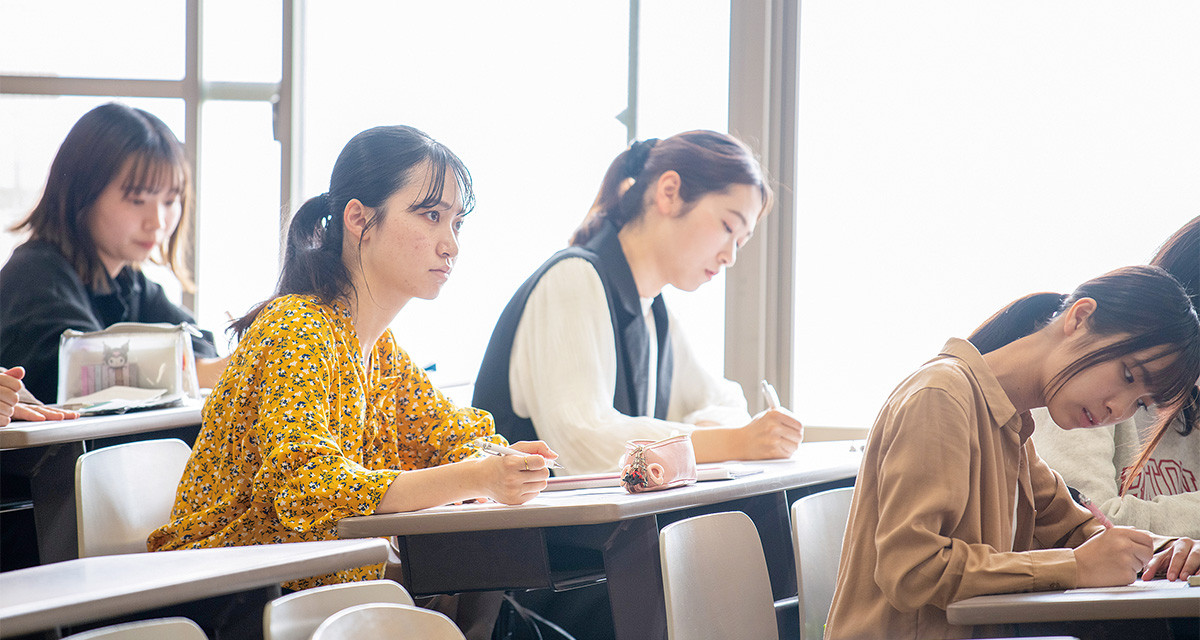 FACULTY OF WELFARE SOCIETY 社会福祉学部　だれもが幸せに暮らせる社会を実現するため、 豊かな人間力と確かな実践力を育む。