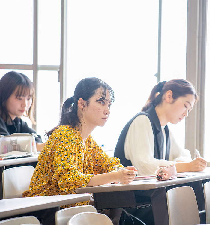 FACULTY OF WELFARE SOCIETY 社会福祉学部　だれもが幸せに暮らせる社会を実現するため、 豊かな人間力と確かな実践力を育む。