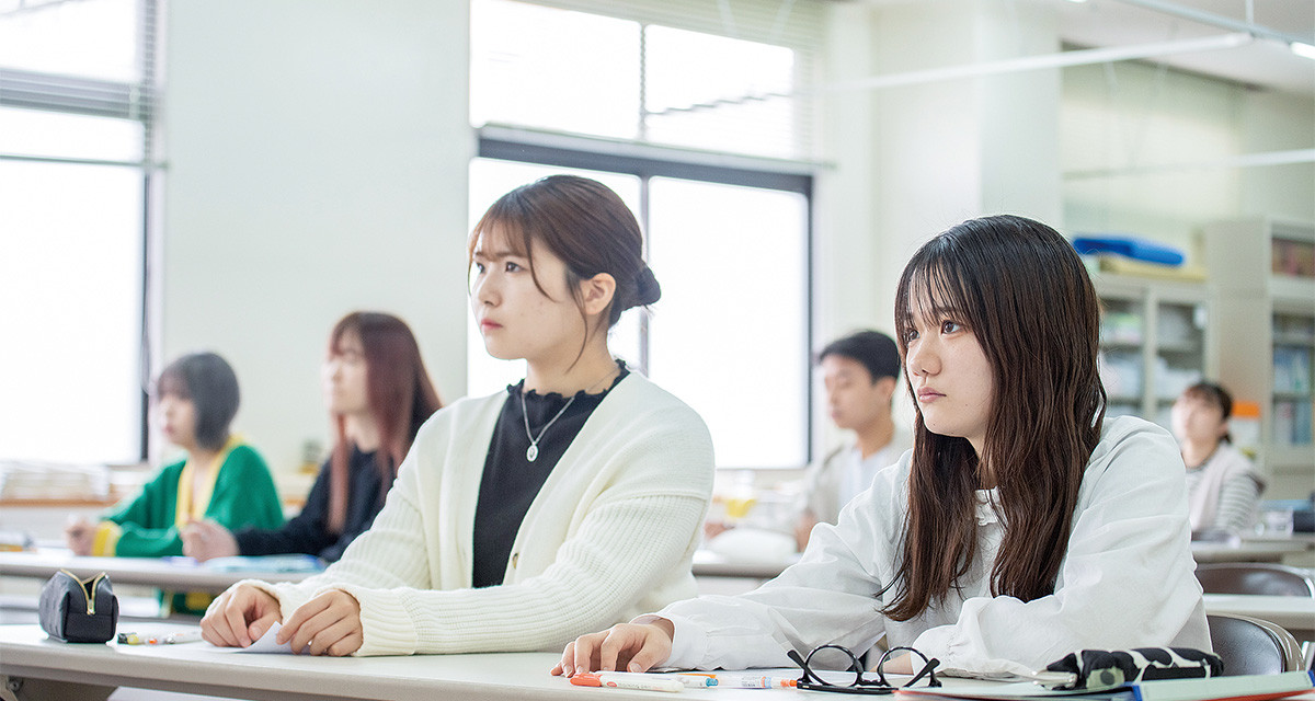 FACULTY OF INTERCULTURAL STUDIES 国際文化学部　世界の言語・文化・歴史に造詣の深い国際人を育成する。