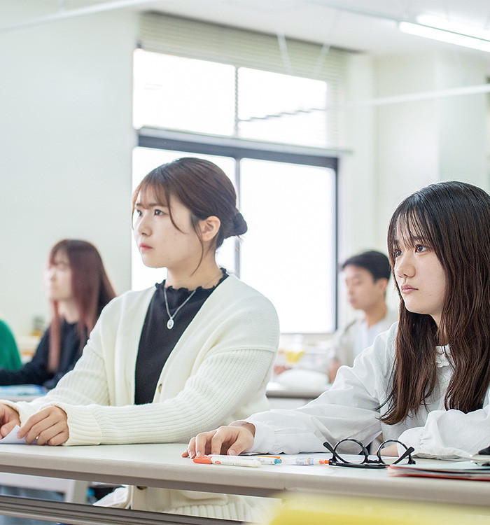 FACULTY OF INTERCULTURAL STUDIES 国際文化学部　世界の言語・文化・歴史に造詣の深い国際人を育成する。